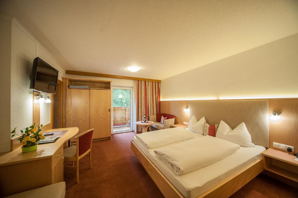 Hotel Garni Waldhof - Wohlfuehlen Am Lech Stanzach Bagian luar foto