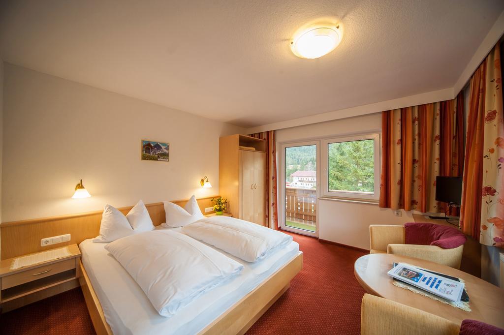 Hotel Garni Waldhof - Wohlfuehlen Am Lech Stanzach Bagian luar foto