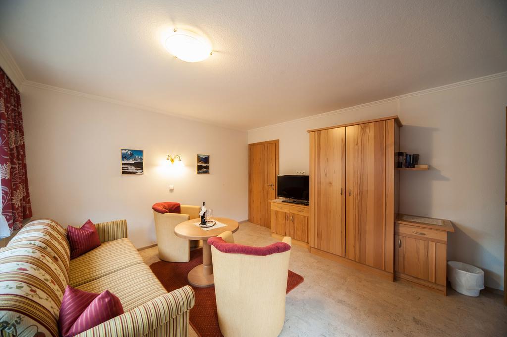 Hotel Garni Waldhof - Wohlfuehlen Am Lech Stanzach Bagian luar foto